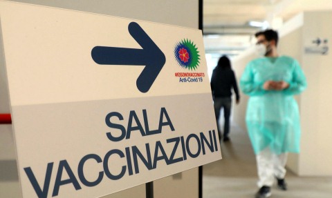 Nga sot Italia aplikon dozat e treta te vaksines: Ja kategorite qe perfitojne